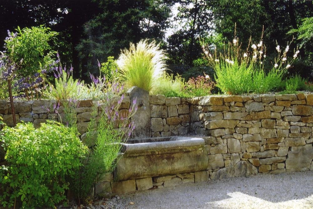 Trockenmauer mit Wasserstelle