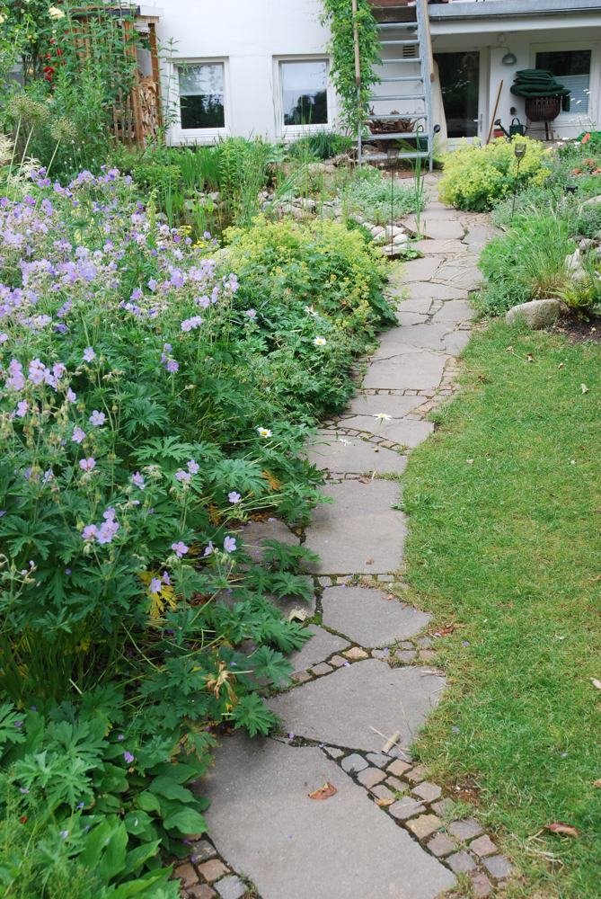 Weg mit Granit- und Bruchsteinen